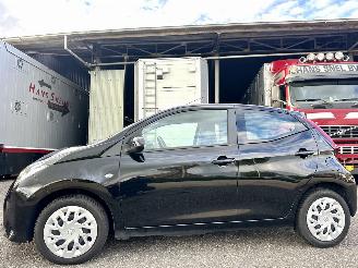 Auto incidentate Toyota Aygo 1.0 VVT-i 72pk X-Play 5drs - 51dkm nap - camera - airco - cruise - aux - usb - bleutooth - stuurbediening 2021/11